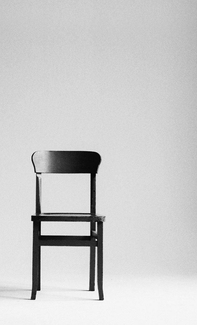 Silla vacía en un espacio de terapia individual