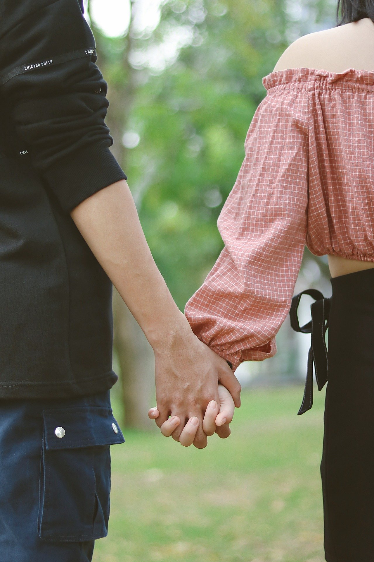 Pareja en un espacio de encuentro y acompañamiento terapéutico